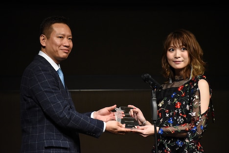 トロフィーを受け取るMay'n（右）。