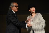 トロフィーを受け取る加藤ミリヤ（右）。