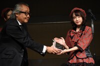 トロフィーを受け取る藤野志穂（右）。