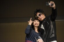 ジェニー・ソー氏のリクエストに応えてセルフィーを撮るGACKT（右）。