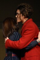 ジェニー・ソー氏をハグする赤西仁（右）。