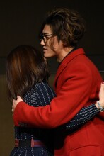 ジェニー・ソー氏をハグする赤西仁（右）。