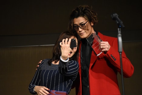 ジェニー・ソー氏のリクエストに応えてセルフィーを撮る赤西仁（右）。