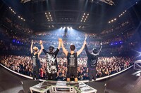 アンコールを終えて挨拶するSPYAIR。（撮影：小林弘輔）