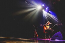 「石崎ひゅーい 弾き語りワンマンTOUR 2018『アンコール』」東京・TSUTAYA O-WEST公演の様子。（撮影：鈴木友莉）