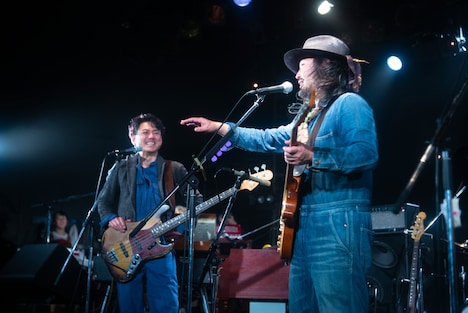 「たまにサニーデイをエゴサすると田中のラーメン番組ばかりヒットする」と田中貴（B）にツッコむ曽我部恵一（Vo, G）。（撮影：石垣星児）