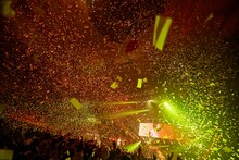 UVERworld「UVERworld ARENA TOUR 2018 TAKUYA∞生誕祭・女祭り」の様子。（撮影：鳥居洋介）