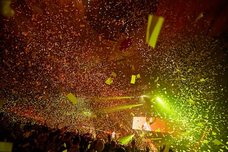 UVERworld「UVERworld ARENA TOUR 2018 TAKUYA∞生誕祭・女祭り」の様子。（撮影：鳥居洋介）