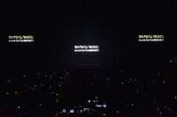 3面スクリーンを使ってアルバム「MUSiC」発売決定を報告するエビ中。