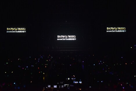 3面スクリーンを使ってアルバム「MUSiC」発売決定を報告するエビ中。