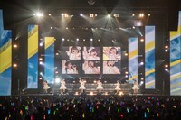 新曲「BUZZER BEATER」を初披露するエビ中。