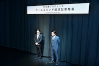 左から秋元康、ワーナーミュージック・ジャパンの小林和之代表取締役兼CEO。