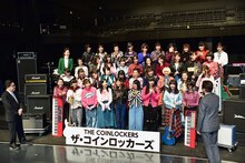 ワーナーミュージック・ジャパンの小林和之代表取締役兼CEOから1年後の東京・Zepp Tokyoワンマン開催を知らされ、喜びの表情を見せるザ・コインロッカーズ。
