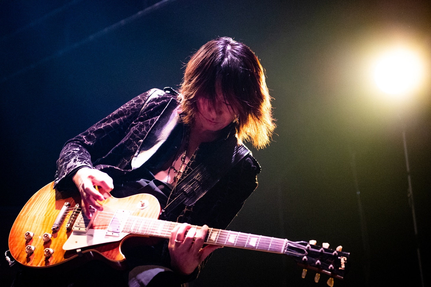 TAKURO（G）（撮影：岡田裕介）