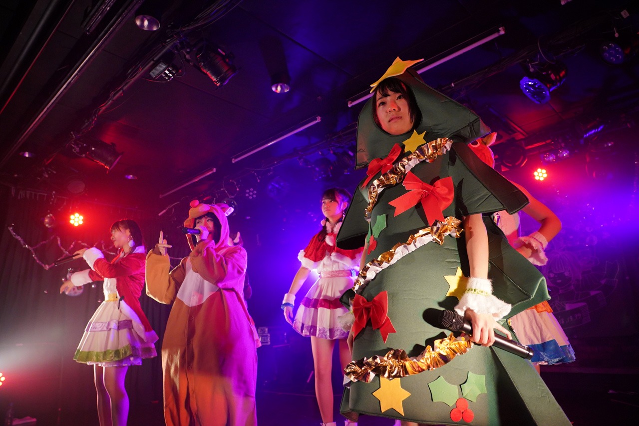 サンタ、トナカイ、クリスマスツリーのコスプレを披露するアプガ（2）。
