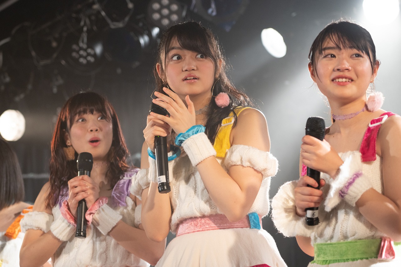 左からサプライズ発表に驚く高萩千夏、吉川茉優、中川千尋。