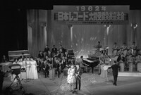 「第4回輝く！日本レコード大賞」でデュエットする吉永小百合と橋幸夫。 (c)TBS