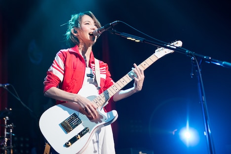 HARUNA（Vo, G）（撮影：ハタサトシ）