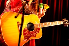 ハンドベルを演奏するコレサワ。（撮影：小坂茂雄）