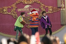左からタクヤ、アーニー、リョウガ。（撮影：米山三郎）(c)2018 Sesame Workshop