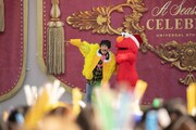 ユースケとエルモ。（撮影：米山三郎）(c)2018 Sesame Workshop