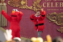 エルモとユーキ。（撮影：米山三郎）(c)2018 Sesame Workshop