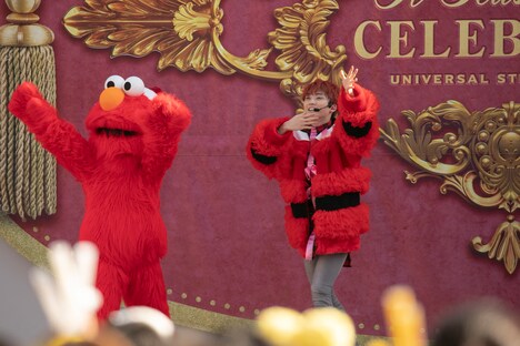 エルモとユーキ。（撮影：米山三郎）(c)2018 Sesame Workshop