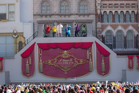 「No More Cry」で登場した超特急。（撮影：米山三郎）