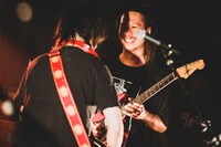 左から稲村太佑（Vo, G）、竹内亮太郎（G）