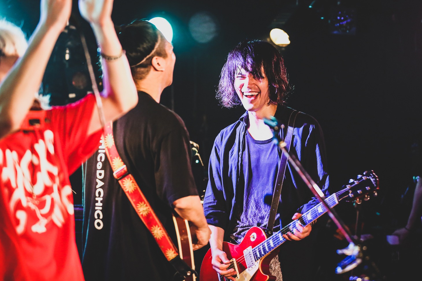 左から稲村太佑（Vo, G）、為川裕也（G）。