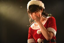 サンタコスチュームを着て恥ずかしそうに登場した原田珠々華。