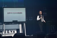 「基準早口完全攻略講座」を行うKREVA。（写真提供：ビクターエンタテインメント）