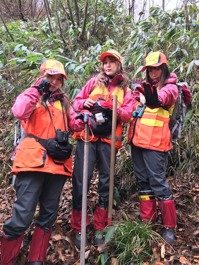左からゆかるん（Key）、すぅ（Vo, G）、あいにゃん（B）。(c)テレビ朝日