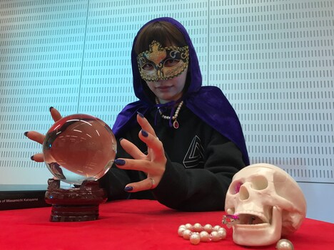 占い師に扮するひなんちゅ（Dr）。(c)テレビ朝日