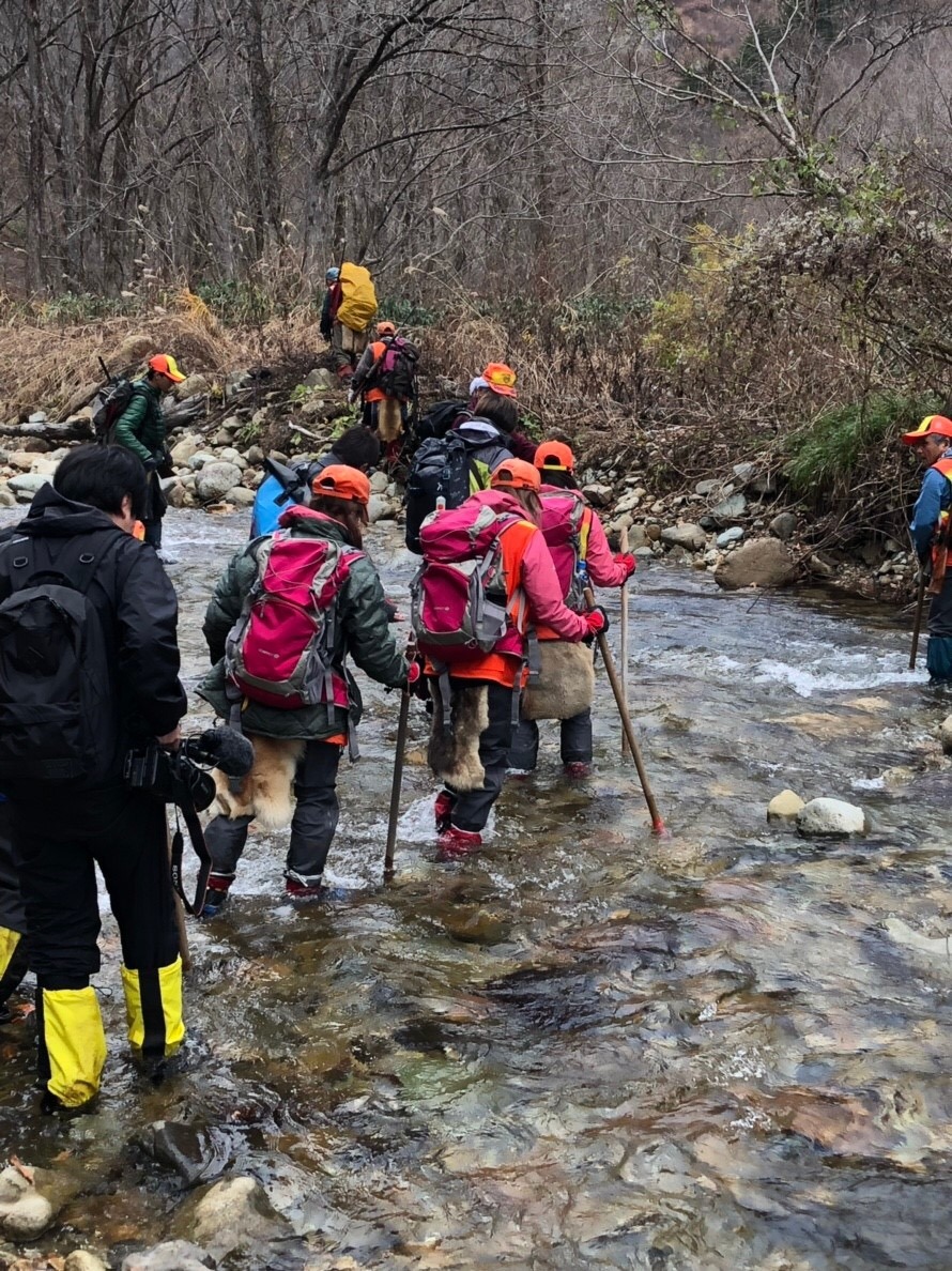 「サイサイてれび！罰ゲーム サイサイがマタギに弟子入り！クマ大追跡 2時間スペシャル！」より。(c)テレビ朝日