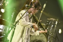 東出真緒（Violin, Key, Cho）（撮影：高田梓）