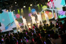 CUBERS「CUBERS Xmas Special Live Show～今君に降り積もれ White Snow～」の様子。(c)CUBERS