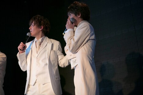 重大発表に驚く春斗(左)、末吉9太郎(右)。(c)CUBERS