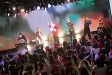 フロアにお菓子を投げ入れるCUBERS。(c)CUBERS