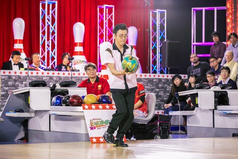 「桑田佳祐のレッツゴーボウリング 日米オールスター頂上決戦！」のワンシーン。