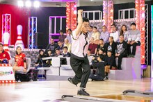 「桑田佳祐のレッツゴーボウリング 日米オールスター頂上決戦！」のワンシーン。