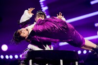 マジックで玉井詩織を宙に浮かせる高城れに。（Photo by HAJIME KAMIIISAKA＋Z）