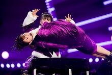 マジックで玉井詩織を宙に浮かせる高城れに。（Photo by HAJIME KAMIIISAKA＋Z）