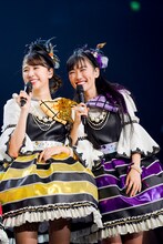 左から玉井詩織、高城れに。（Photo by HAJIME KAMIIISAKA＋Z）