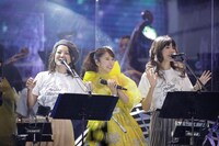 玉井詩織（中央）（Photo by HAJIME KAMIIISAKA＋Z）