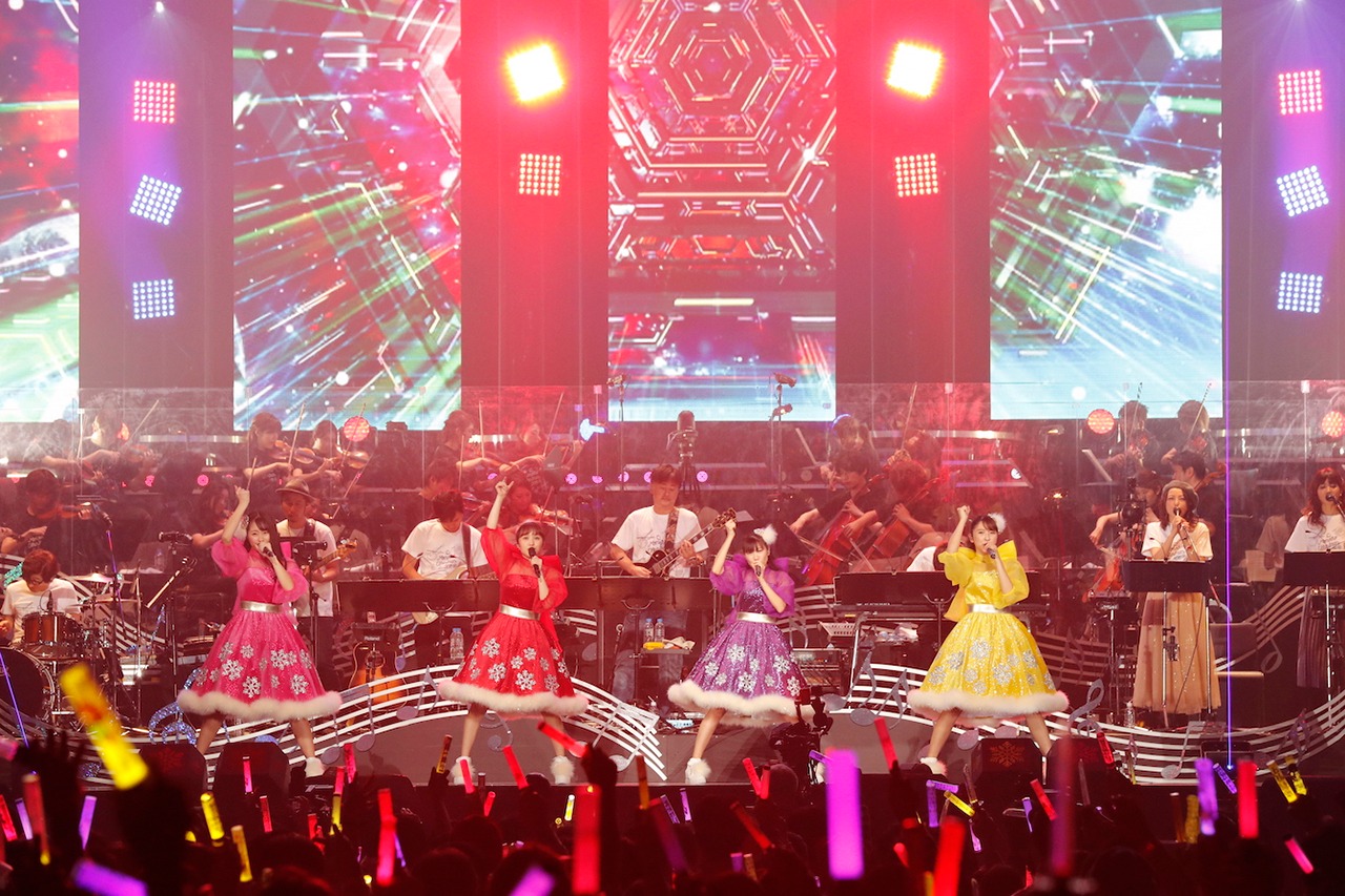 ももいろクローバーZ「ももいろクリスマス2018 DIAMOND PHILHARMONY -The Real Deal-」12月25日公演の様子。（Photo by HAJIME KAMIIISAKA＋Z）
