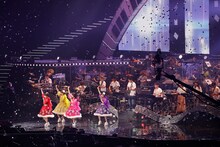 ももいろクローバーZ「ももいろクリスマス2018 DIAMOND PHILHARMONY -The Real Deal-」12月25日公演の様子。（Photo by HAJIME KAMIIISAKA＋Z）