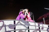 左から高城れに、佐々木彩夏。（Photo by HAJIME KAMIIISAKA＋Z）