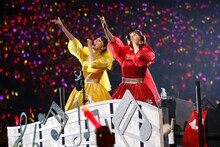 左から玉井詩織、百田夏菜子。（Photo by HAJIME KAMIIISAKA＋Z）