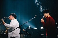 澤部渡（左）とアチコ（右）。（撮影：廣田達也）